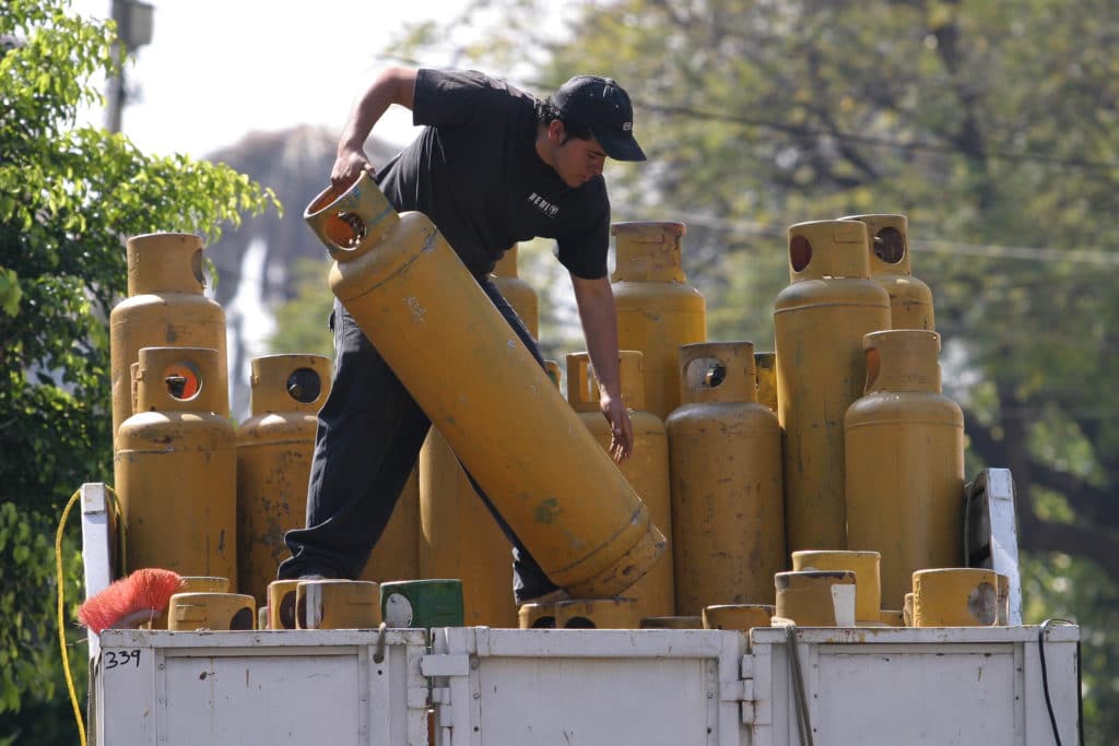 MXICO, D.F., 31DICIEMBRE2009.- El precio del gas licuado de petrleo (LP) se mantiene en 9.17 pesos por kilogramo, y el tanque de 20 litros a 183.34 pesos aunque algunos distribuidores en el Distrito Federal desde el inicio de esta semana venden el combustible 3.4 por ciento por arriba del precio oficial (33 centavos ms en cada litro) quedando el tanque de 20 litros a190 pesos, a pesar de que las autoridades no aprueban un incremento adicional. FOTO: RODOLFO ANGULO/CUARTOSCURO.COM