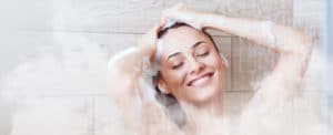 web banner mujer disfrutando baño de agua caliente