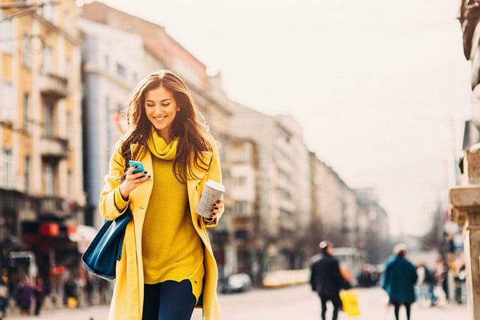 mujer caminando en la calle