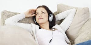 mujer escuchando música
