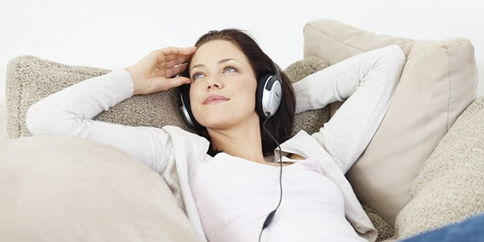 mujer escuchando música 