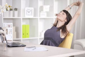 mujer estirándose