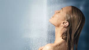 mujer tomando baño de agua caliente