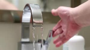 llave con agua caliente 2