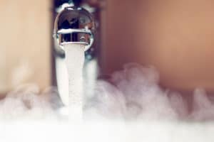 Llave con agua caliente