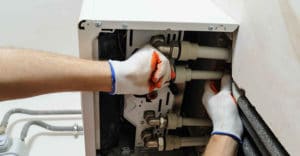 manos laborando conectando pipas de gas