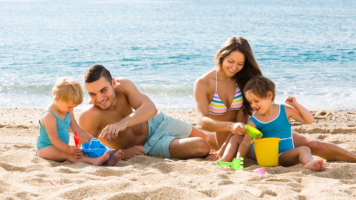 familia disfrutando un día soleado en la playa
