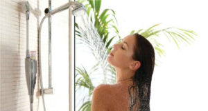 mujer bañándose con agua caliente