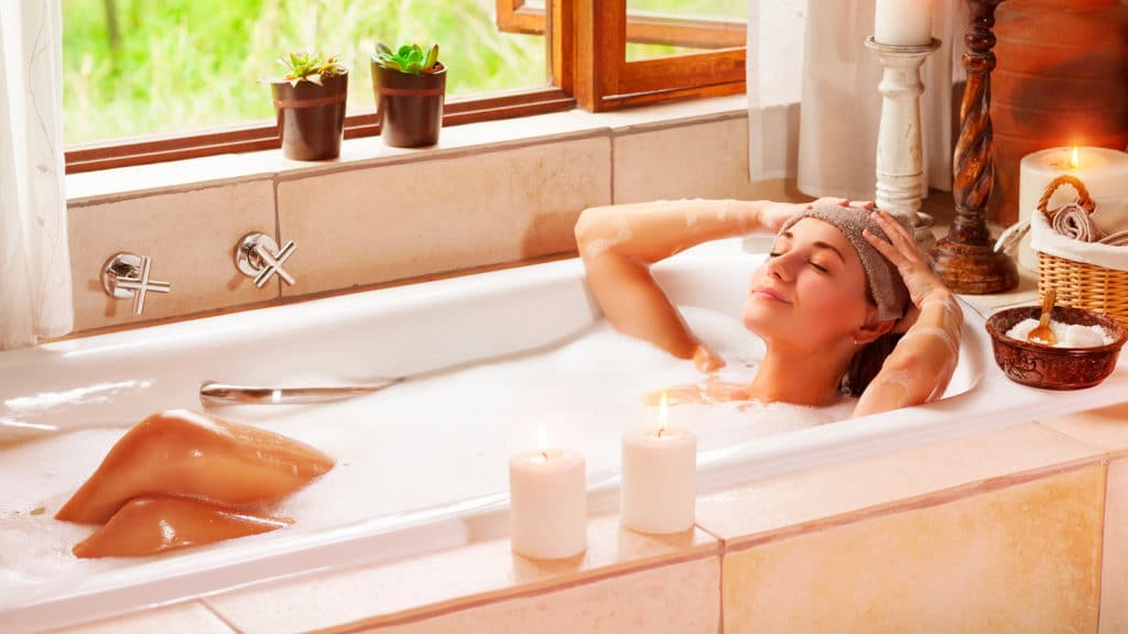 mujer disfrutando un baño de espuma