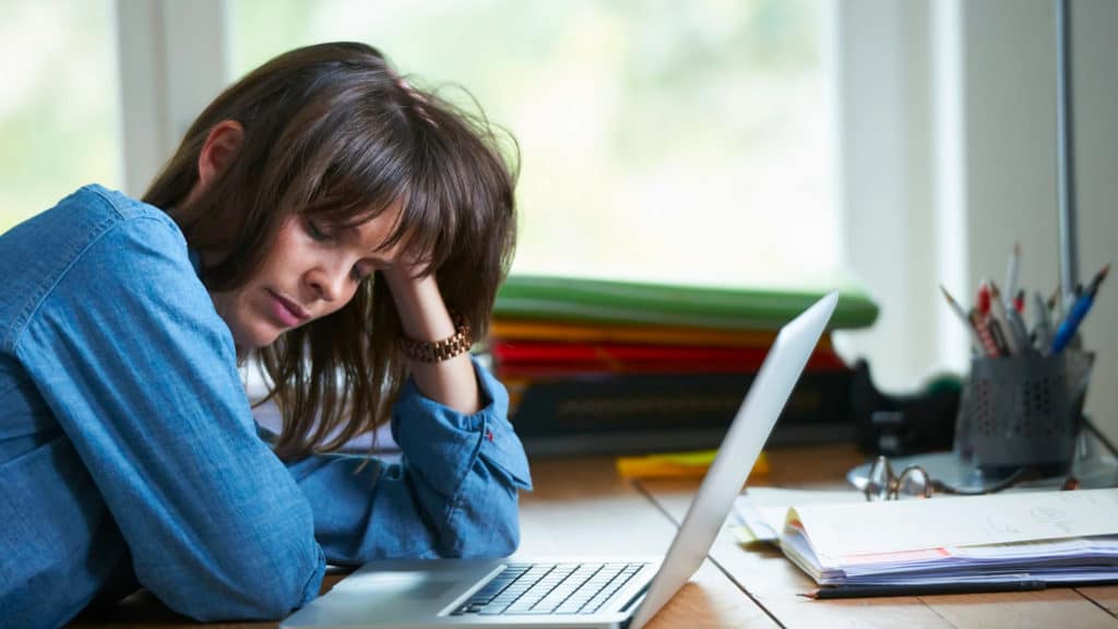 mujer durmiendo frente a su computadora