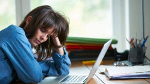 mujer durmiendo frente a su computadora