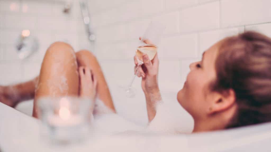 mujer disfrutando un baño de espuma