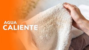 "agua caliente" - persona sosteniendo una toalla blanca