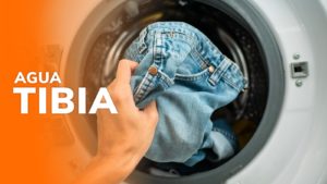 "Agua tibia" - Mano sacando un pantalón de una secadora