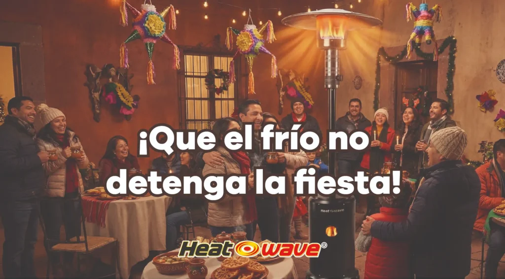Una familia mexicana abrigada con ropa de invierno, en un patio con piñatas y decoración navideña cantando con velas en las manos.